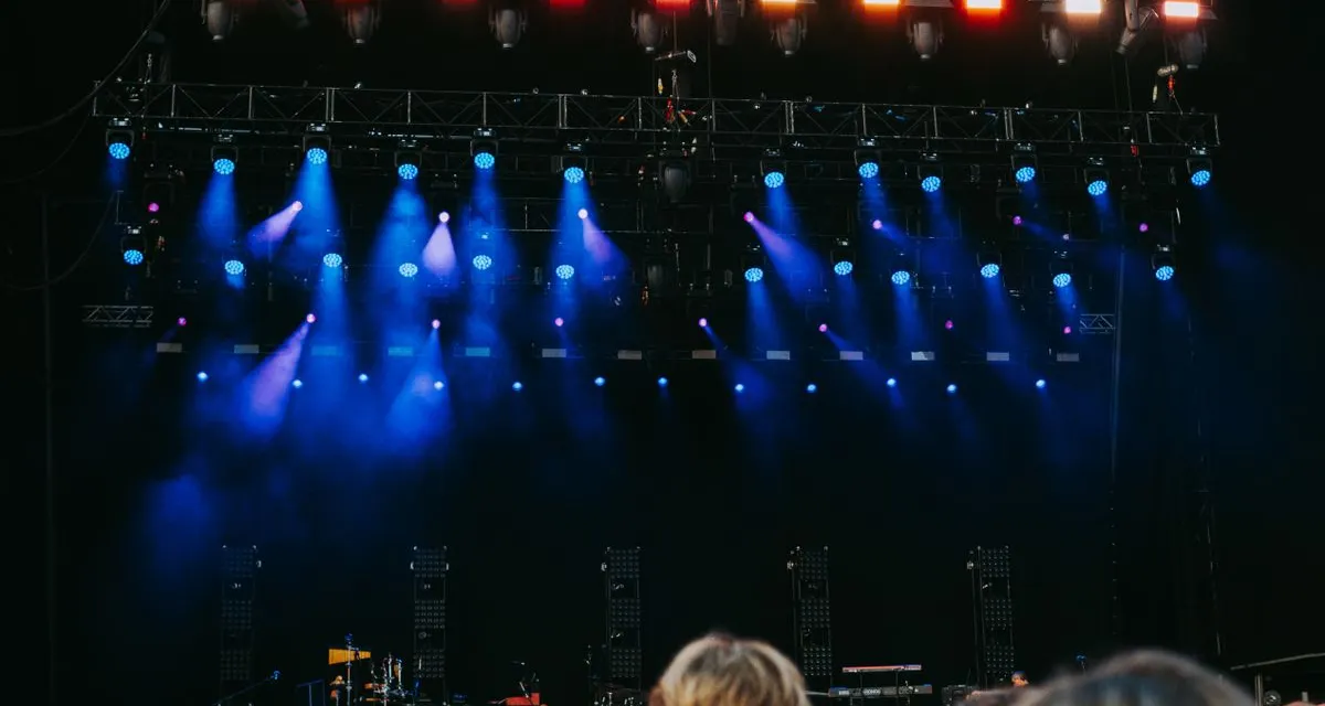 Festivalpodium met blauwe spots boven het publiek